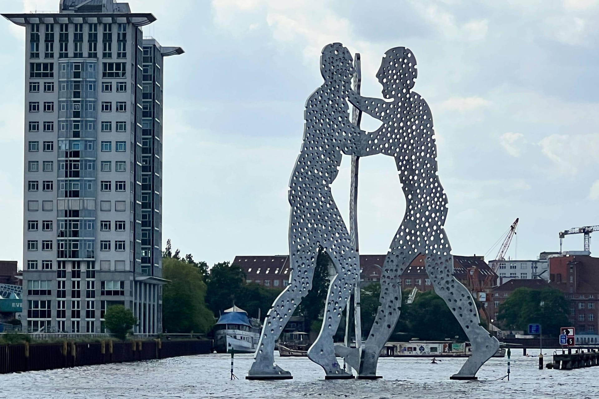 Das Monumentalkunstwerk Molecule Man (Archivbild): Das angebrachte Banner war sechs mal sechs Meter groß.