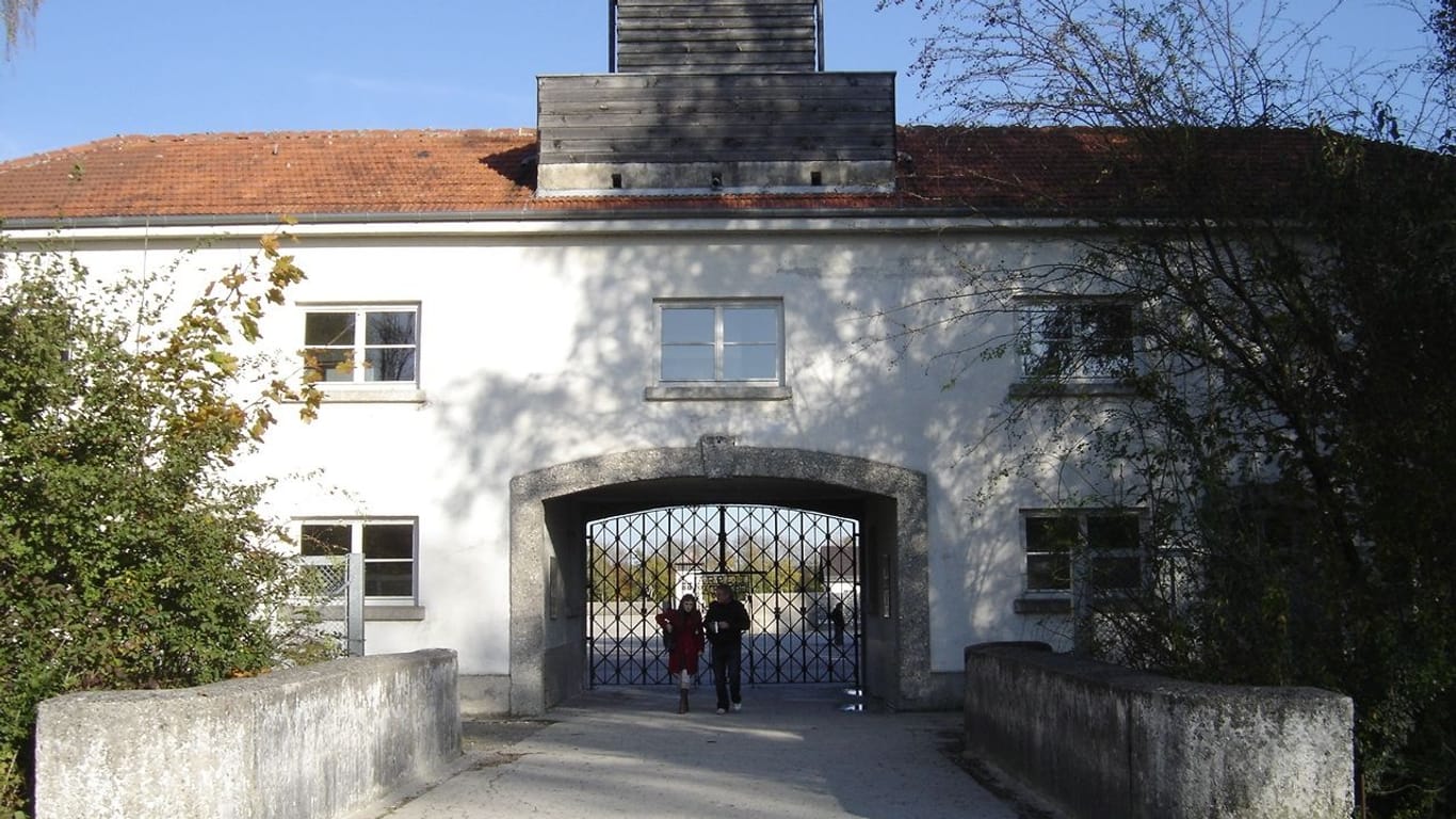 Das Jourhaus des ehemaligen Konzentrationslagers in Dachau: Im Archiv der Gedenkstätte liegt eine Arbeit mit dem antisemitischen Flugblatt.
