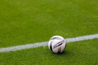 Ein Ball liegt auf einem Fußballfeld (Symbolbild): Die Kreisliga-Partie musste abgebrochen werden.