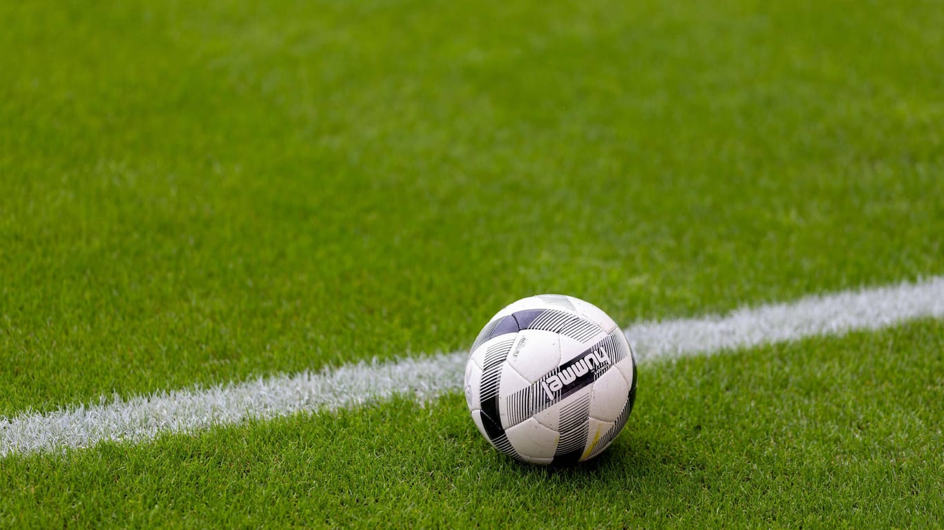 Ein Ball liegt auf einem Fußballfeld (Symbolbild): Die Kreisliga-Partie musste abgebrochen werden.