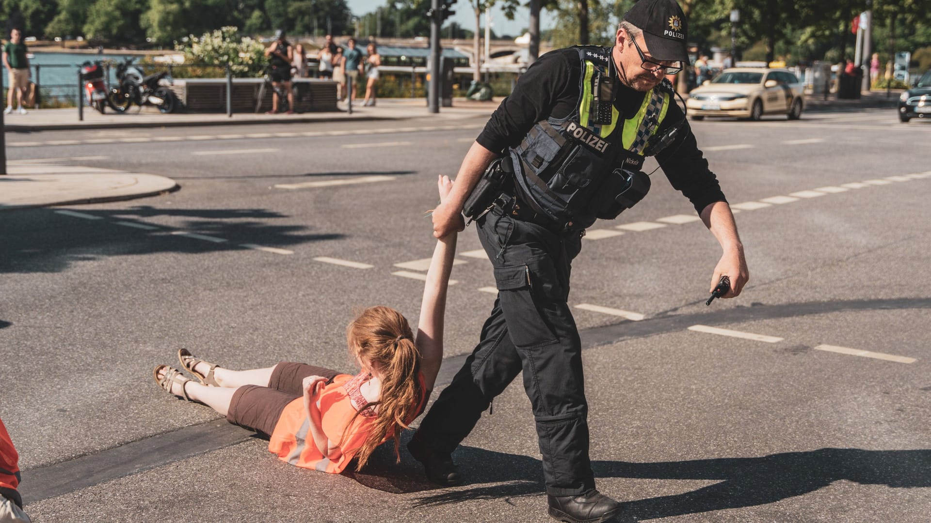 Die Polizei verhindert eine Blockade der "Letzten Generation" in Hamburg (Archivbild): Jetzt wollen die Aktivisten wieder auf die Straße.