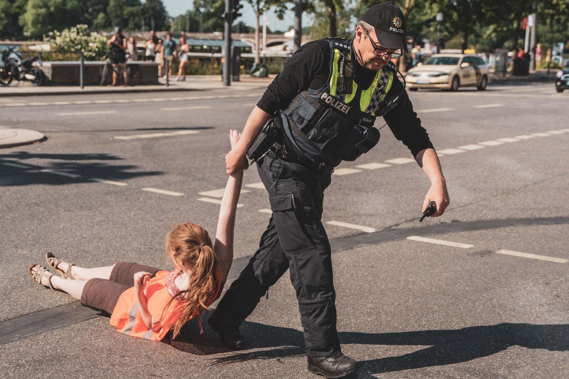 Die Polizei verhindert eine Blockade der "Letzten Generation" in Hamburg (Archivbild): Jetzt wollen die Aktivisten wieder auf die Straße.