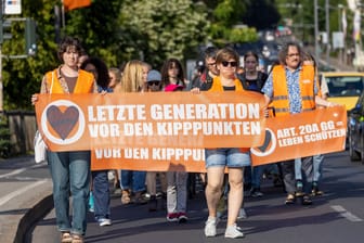 Ein Demozug der "Letzten Generation" (Archivbild): In Leipzig liefen acht Personen über eine vielbefahrene Straße.