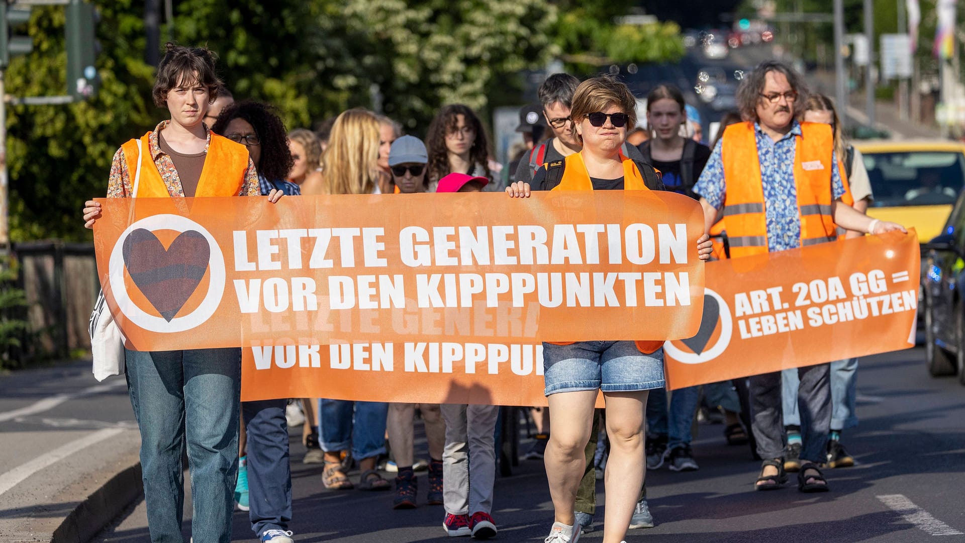 Ein Demozug der "Letzten Generation" (Archivbild): In Leipzig liefen acht Personen über eine vielbefahrene Straße.