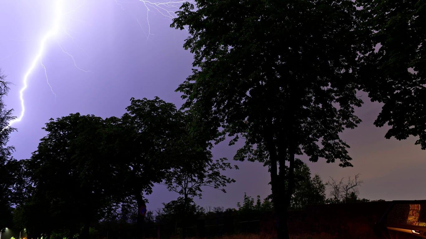 Gewitter und Blitze (Symbolbild): Ein Unwetter zieht in Niedersachsen auf.
