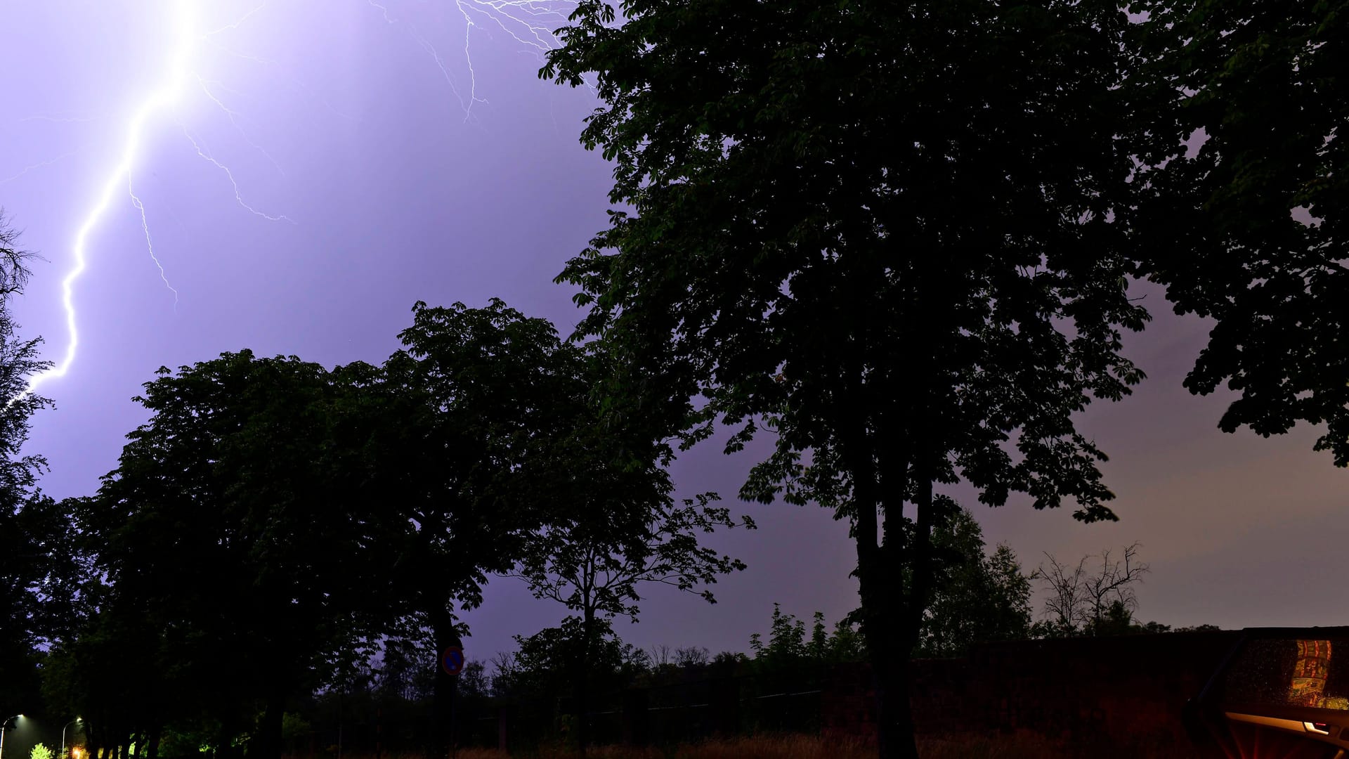 Gewitter und Blitze (Symbolbild): Ein Unwetter zieht in Niedersachsen auf.