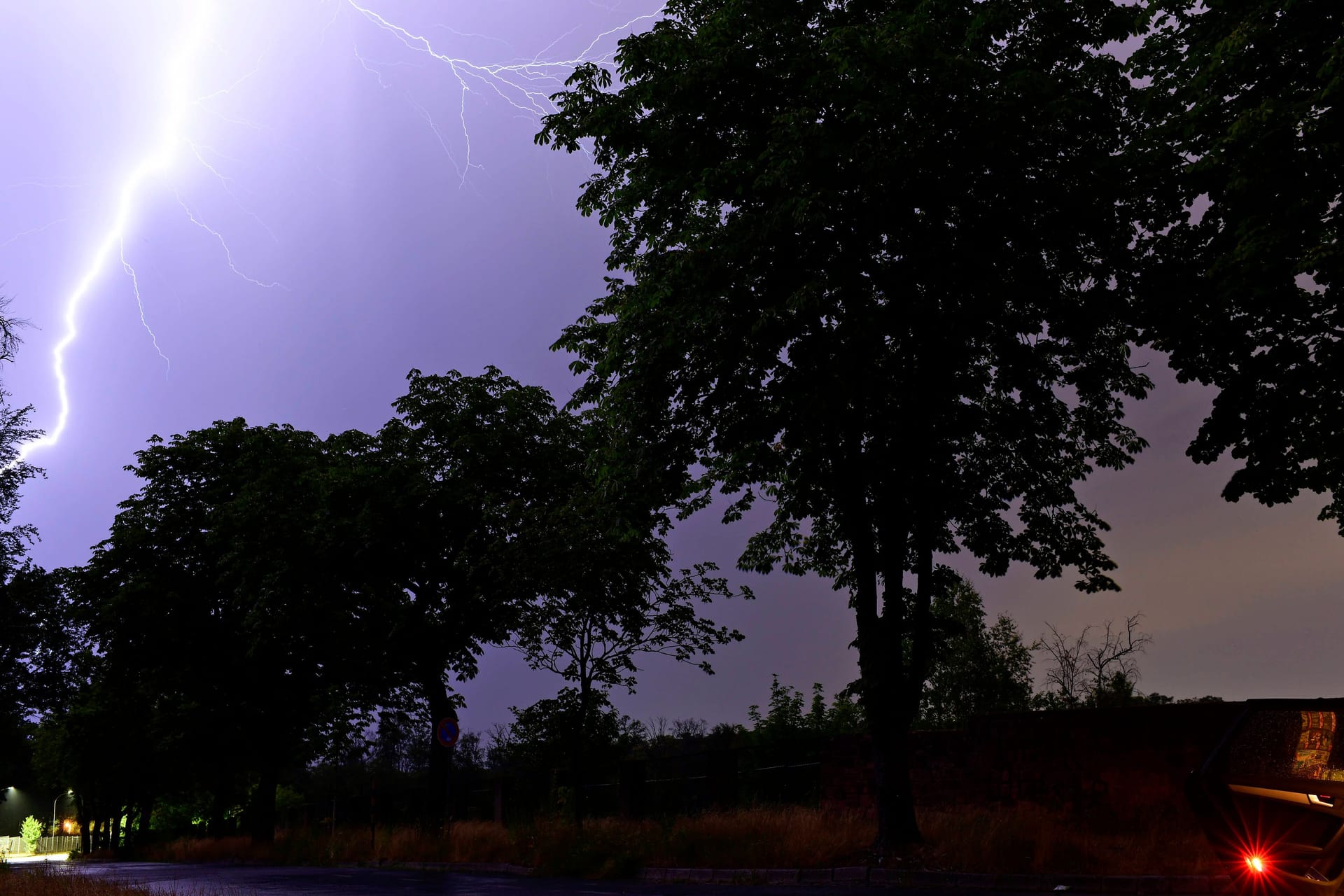 Gewitter und Blitze (Symbolbild): Ein Unwetter zieht in Niedersachsen auf.