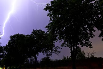Gewitter und Blitze (Symbolbild): Ein Unwetter zieht in Niedersachsen auf.