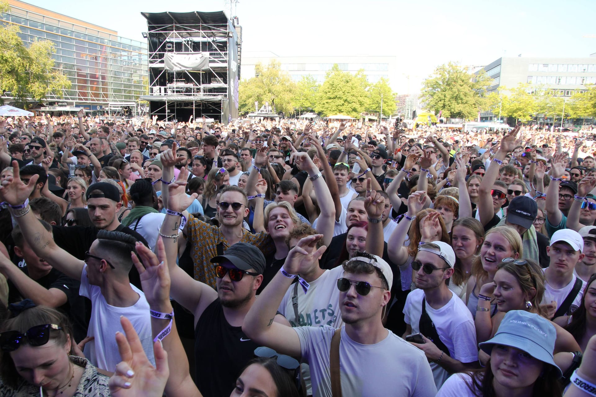 Heroes Festival in Hannover: Am Freitag ist ein junger Mann auf dem Gelände kollabiert und später im Krankenhaus gestorben.