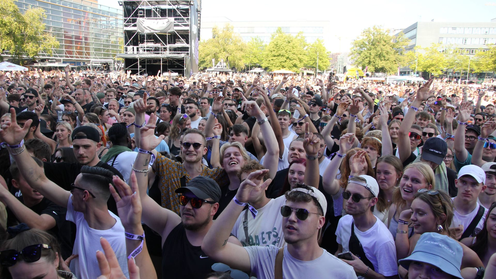 Heroes Festival in Hannover: Am Freitag ist ein junger Mann auf dem Gelände kollabiert und später im Krankenhaus gestorben.