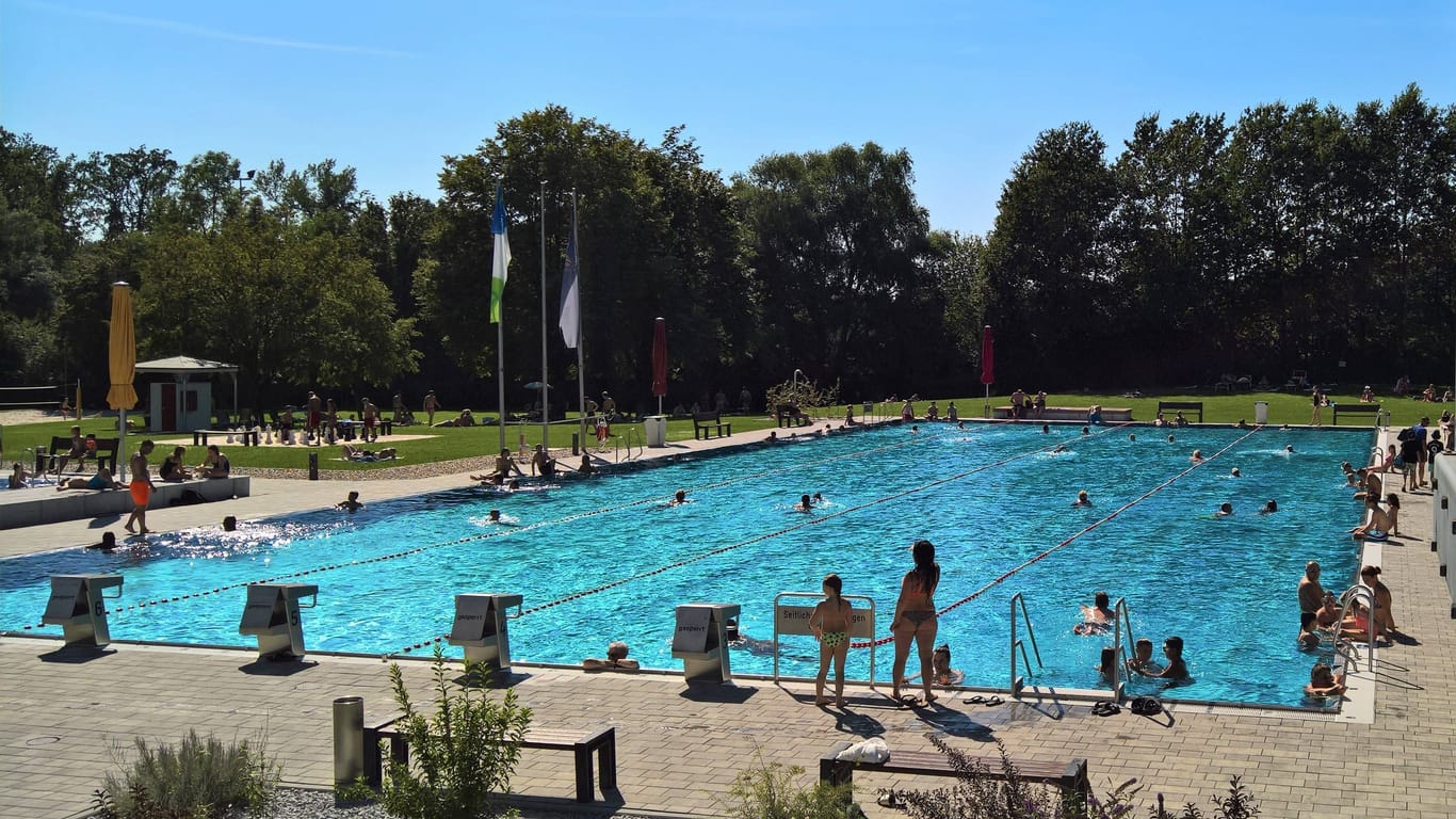 Freibad (Symbolfoto): Bei den heißen Temperaturen vom Wochenende suchten viele Menschen Abkühlung.