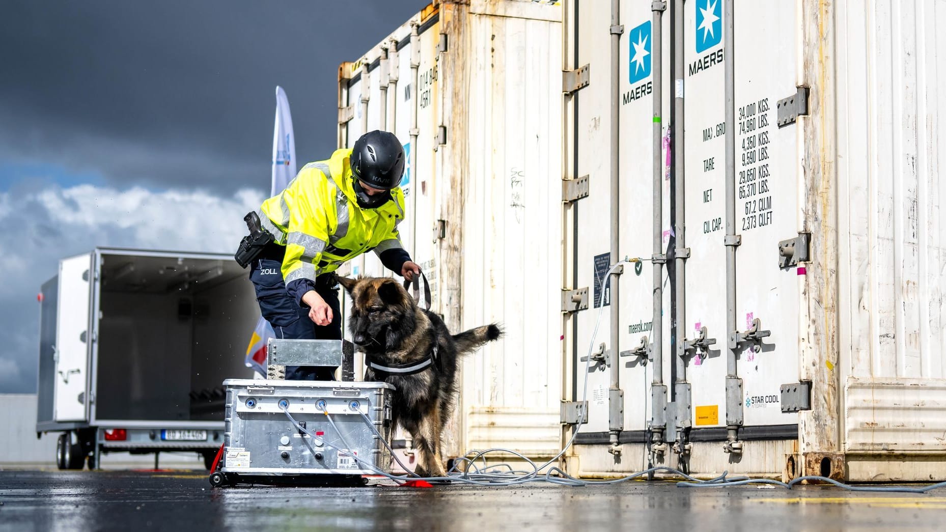 Ein Spürhund des Zolls kontrolliert die abgesaugte Luft aus einem Container. Das Hauptzollamt Bremen stellte die neue Technik für die Rauschgiftfahndung am Mittwoch vor. Ein Spürhund des Zolls kontrolliert die abgesaugte Luft aus einem Container. Das Hauptzollamt Bremen stellte die neue Technik für die Rauschgiftfahndung am Mittwoch vor.