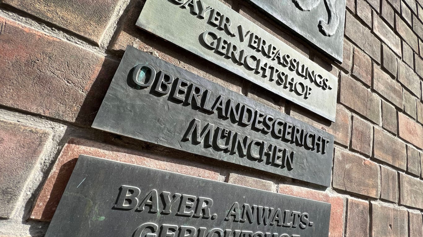Schilder am Eingang des Bayerischen Oberlandesgerichts (Symbolbild): Dort wurde nun ein Auftragsmörder zu zehn Jahren Haft verurteilt.