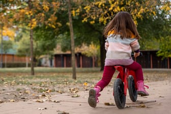 Mädchen auf einem Kinderfahrrad (Symbolfoto): Nach einem Zusammenstoß von Fahrrädern in der Oberpfalz floh ein Mädchen vom Tatort.