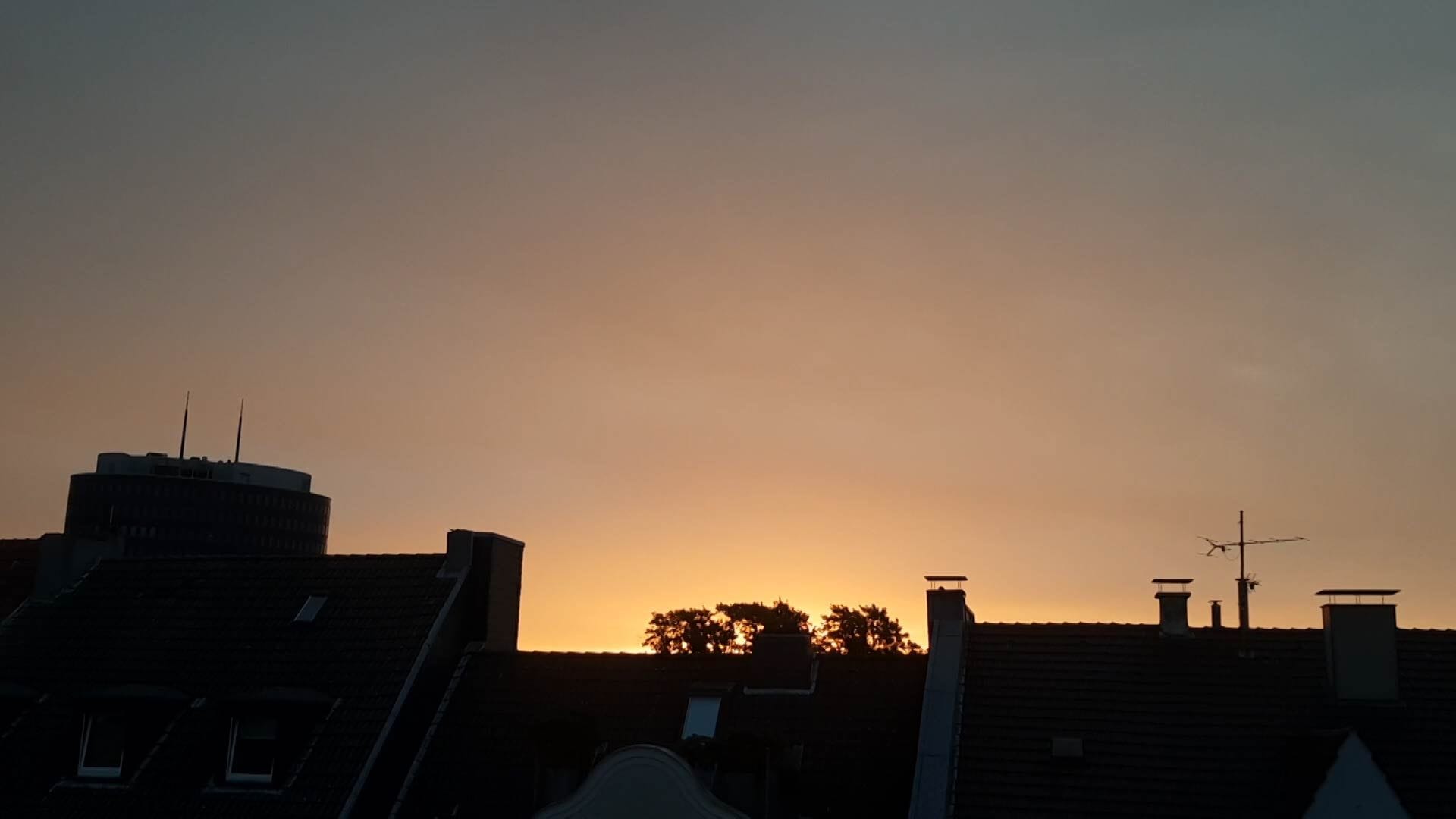 Im Osten ging parallel die Sonne auf: wunderschönes Naturschauspiel.
