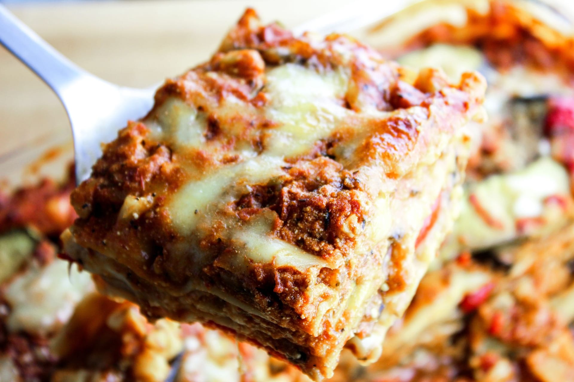 Mit Ersatzprodukte ist die Lasagne auch für Veganer geeignet.