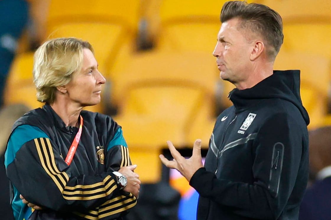 Südkoreas Trainer Bell (r.) vor der Partie im Gespräch mit Bundestrainerin Voss-Tecklenburg.