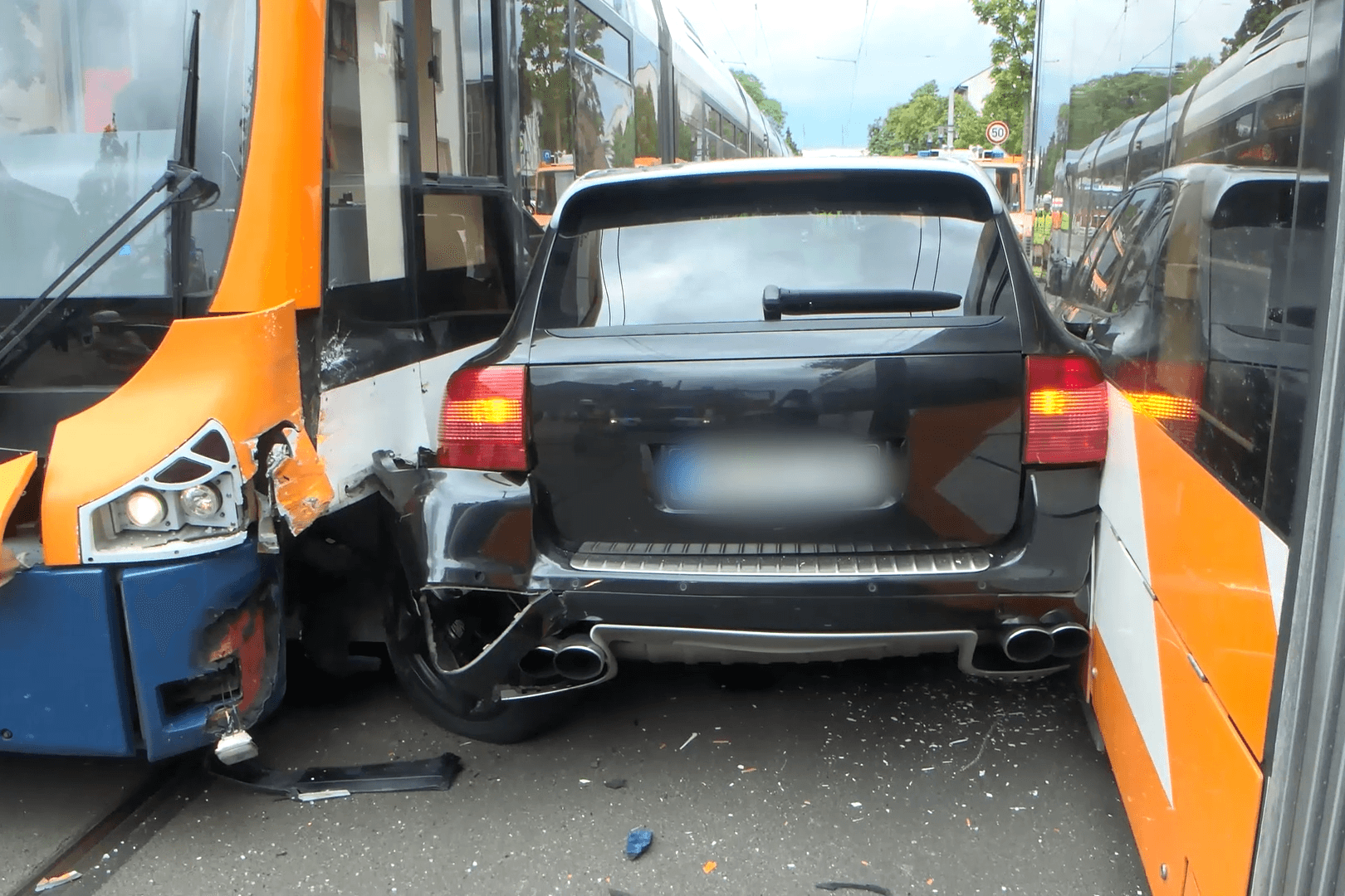Porsche zwischen Trams eingeklemmt