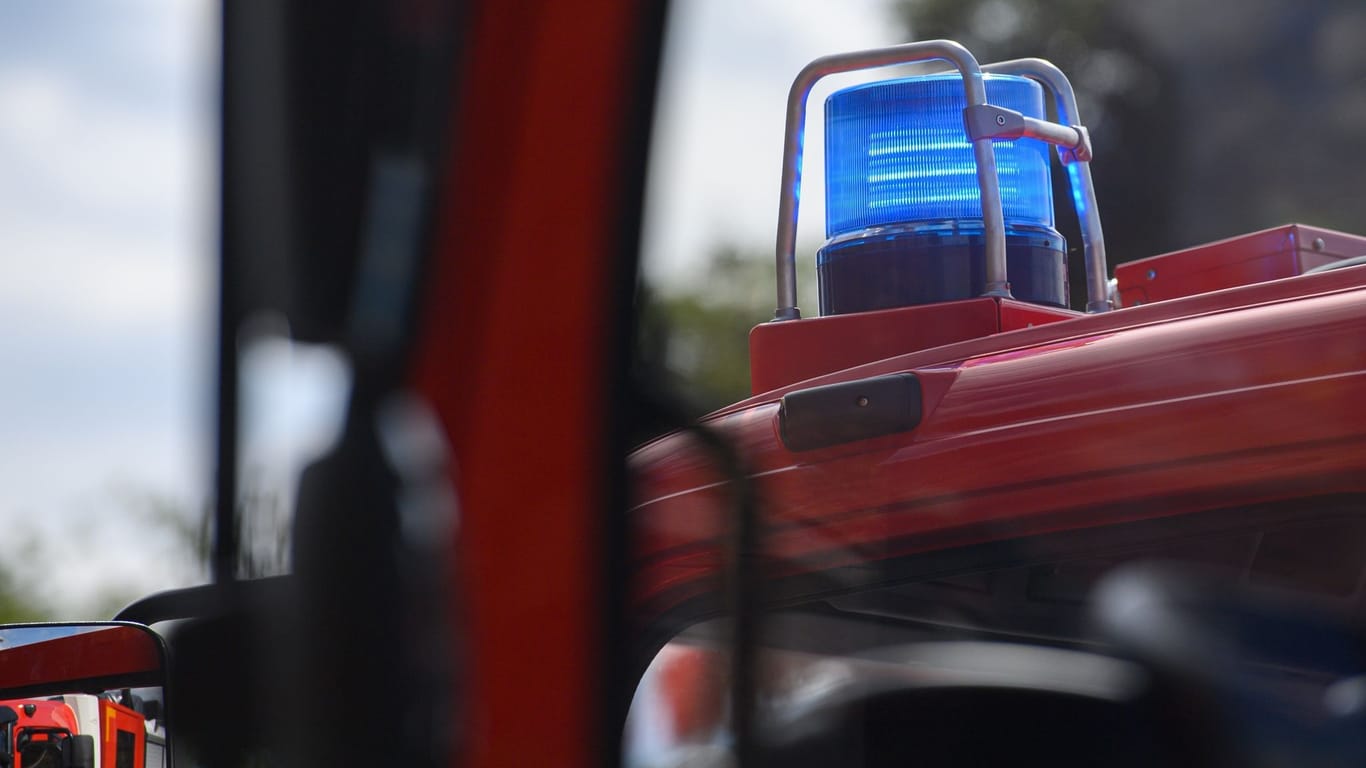 Ein Blaulicht leuchtet auf dem Dach eines Einsatzfahrzeugs der Feuerwehr (Symbolbild): Die Feuerwehr musste ein Fahrzeug aus einem Fluss bergen.