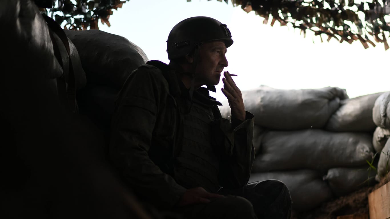 Ein russischer Soldat raucht in der Ukraine (Archivbild): Zwei große internationale Tabakkonzerne sollen weiterhin in Russland aktiv sein.