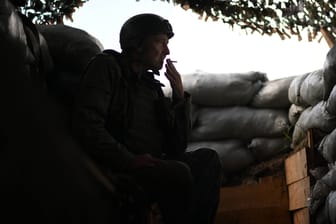 Ein russischer Soldat raucht in der Ukraine (Archivbild): Zwei große internationale Tabakkonzerne sollen weiterhin in Russland aktiv sein.