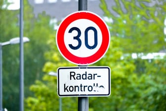 Tempo 30: Verkehrsschild mit Warnung vor Geschwindigkeitskontrolle