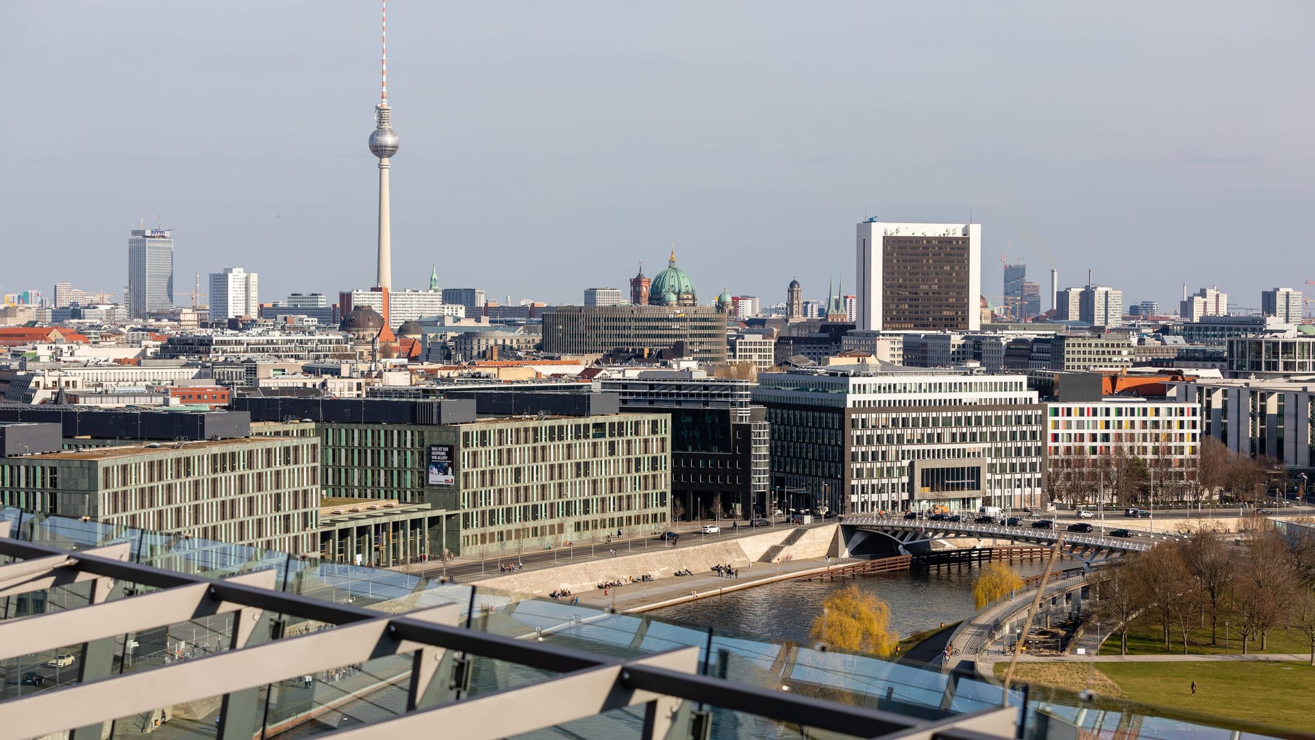 Berlin von oben: In der Hauptstadt hat es einen lauten Knall gegeben.