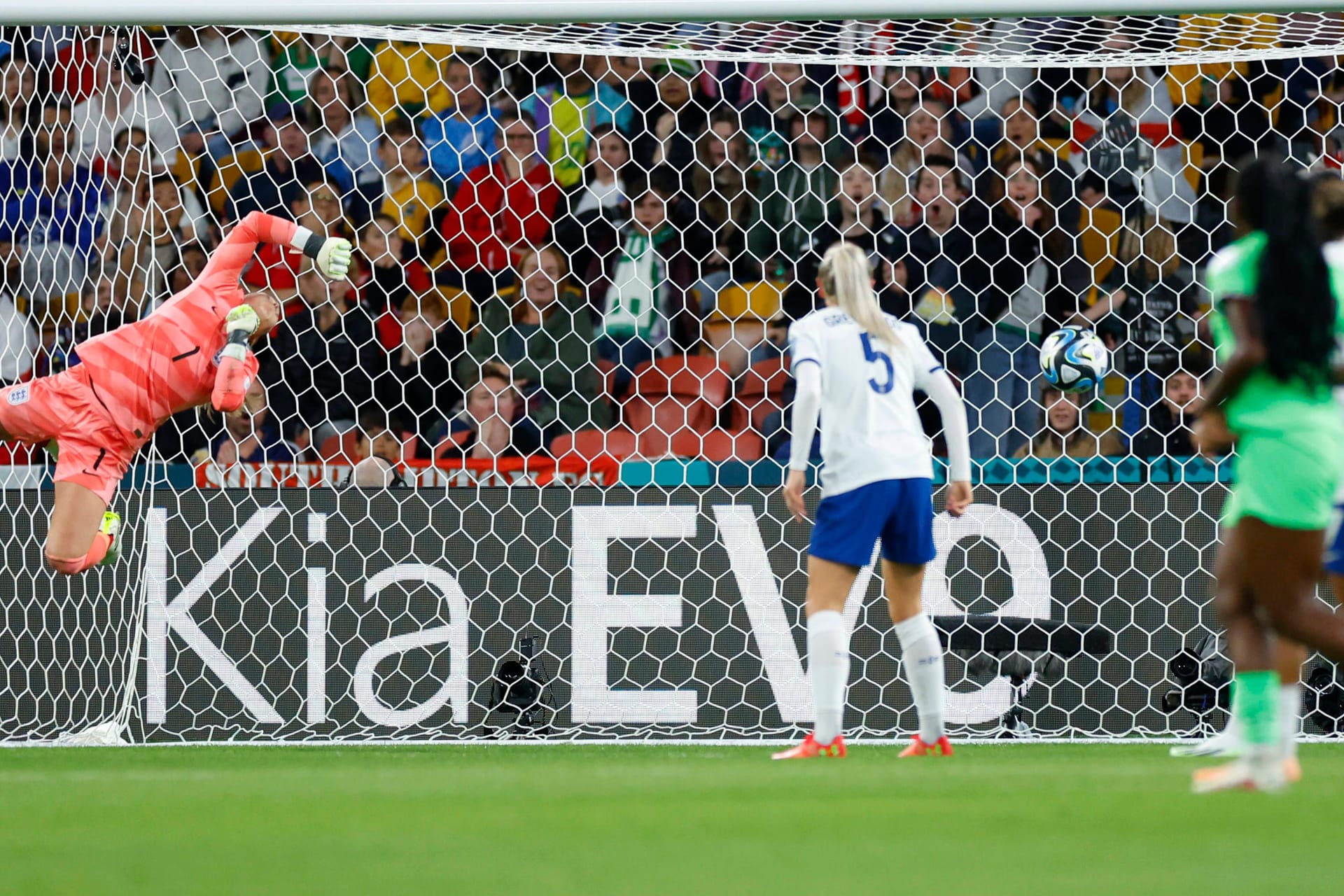 Englands Torfrau streckt sich vergeblich bei dem Schuss von Nigerias Ashley Plumptre (nicht im Bild).