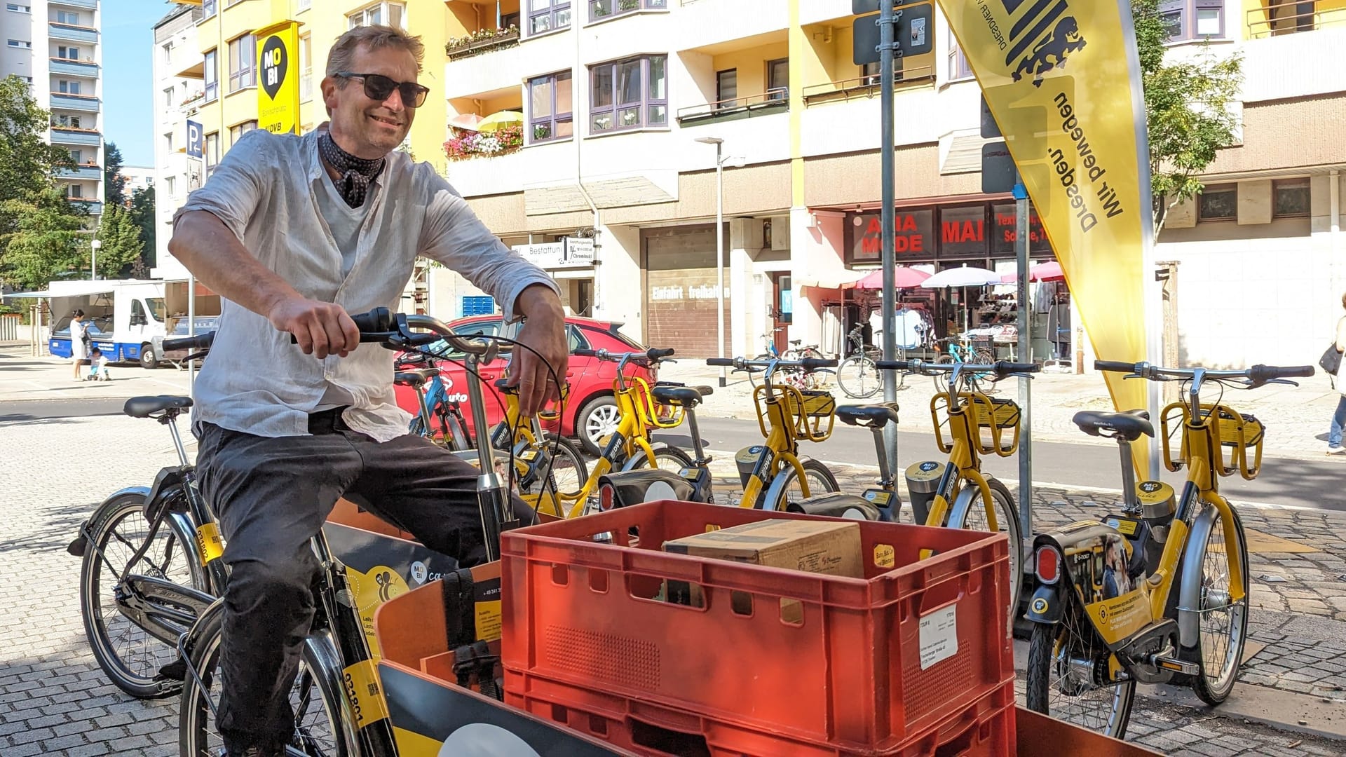 Martin Schulte-Wissermann testet die neuen Lastenräder der Dresdner Verkehrsbetriebe (DVB)