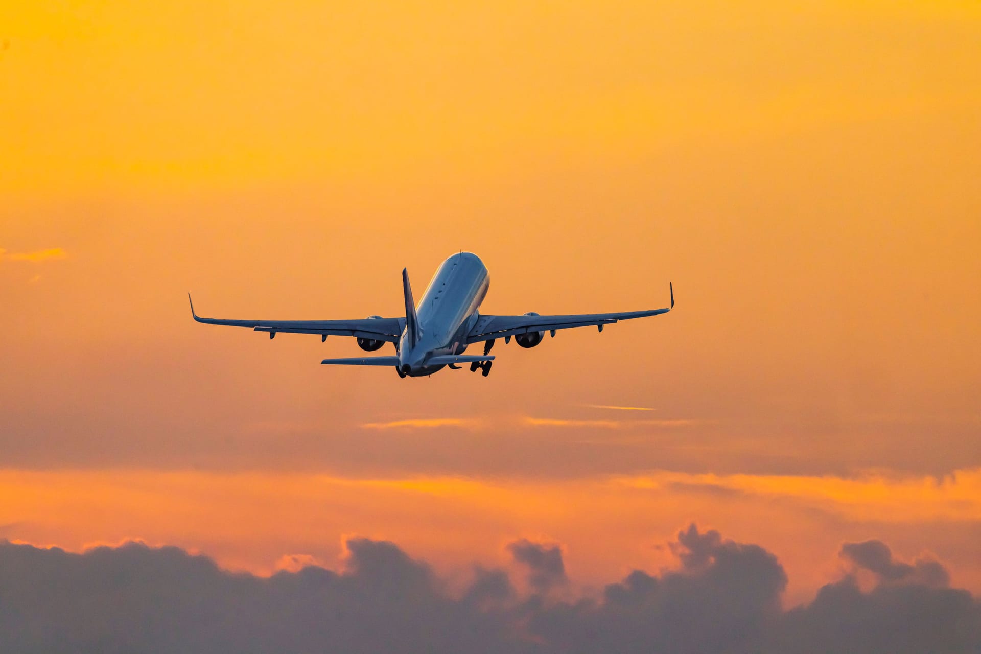 Abflug verpasst: Wer sein Flug nur noch vom Gate aus abheben sieht, verliert in der Regel oft auch viel Geld.