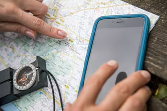 Karte, Kompass, Handy: Wo geht es lang?