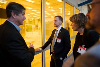 Ministerpräsident Michael Kretschmer zu Besuch im Forschungskomplex NY Creates in Albany.