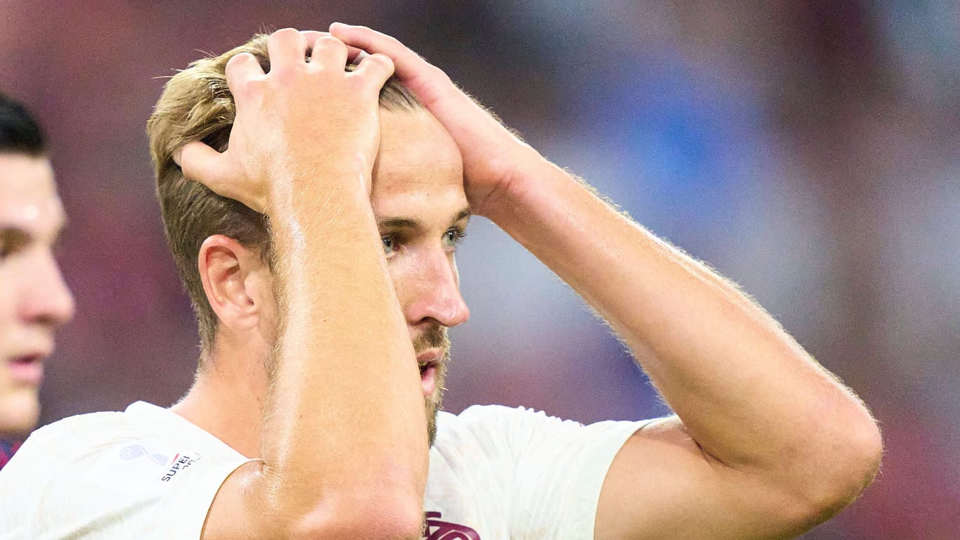Harry Kane ärgert sich: Bei seinem Bayern-Debüt setzte es eine bittere Niederlage.
