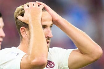 Harry Kane ärgert sich: Bei seinem Bayern-Debüt setzte es eine bittere Niederlage.