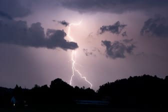 Ein Blitz erhellt den Nachthimmel (Symbolbild): Der Deutsche Wetterdienst warnt vor schweren Gewittern.