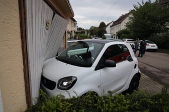 Diesen Smart schob einen 91-Jähriger mit seinem Peugeot in ein Garagentor: Insgesamt demolierte der Mann drei geparkte Fahrzeuge.