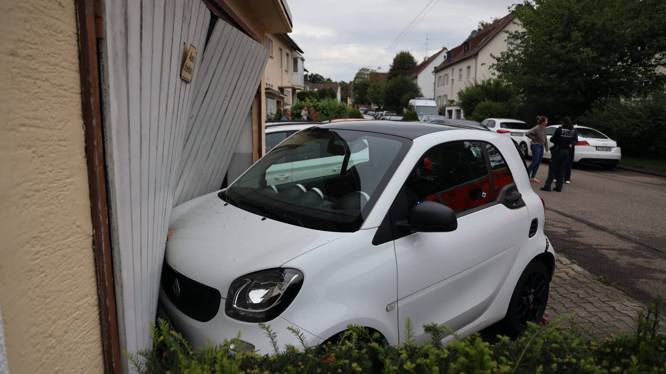 Diesen Smart schob einen 91-Jähriger mit seinem Peugeot in ein Garagentor: Insgesamt demolierte der Mann drei geparkte Fahrzeuge.