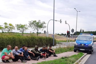 Am Samstagnachmittag wurde an der Knappsdorfer Straße in Dresden ein Transporter mit 22 eingeschleusten Menschen gestoppt.