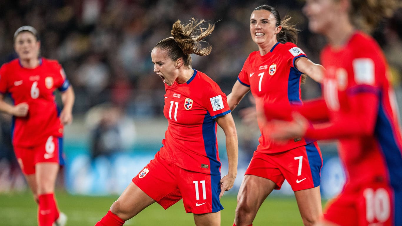 Guro Reiten und Ingrid Syrstad Engen feiern das norwegische Tor zum 1:1.