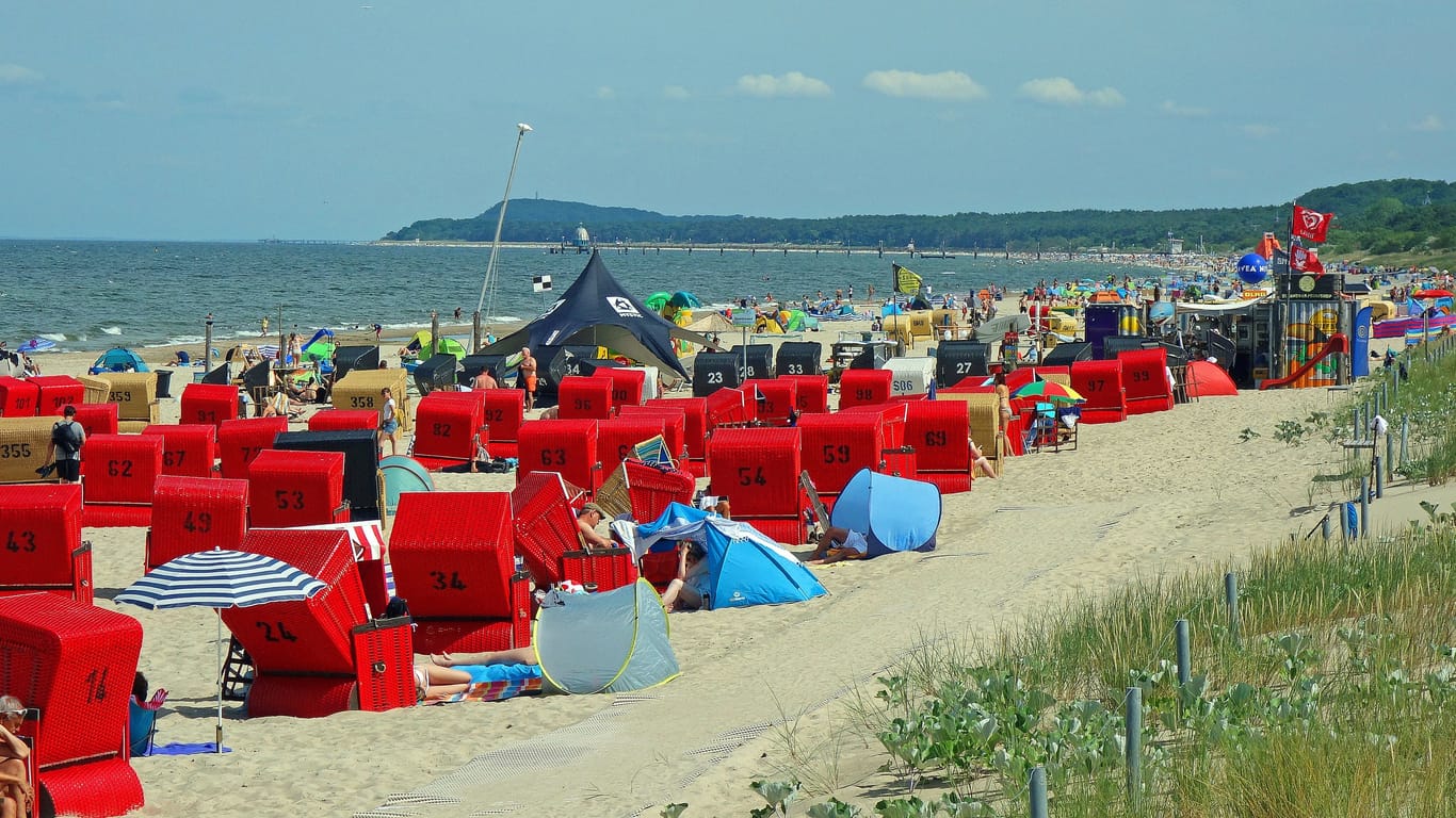 Voller Strand in Trassenheide: Nicht nur das schöne Wetter lockt aktuell viele an Nord- und Ostsee.
