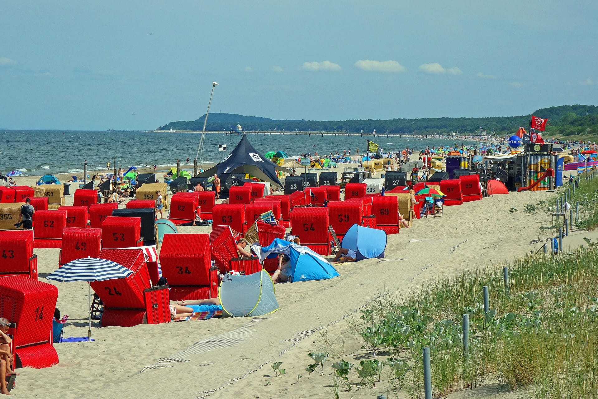 Voller Strand in Trassenheide: Nicht nur das schöne Wetter lockt aktuell viele an Nord- und Ostsee.