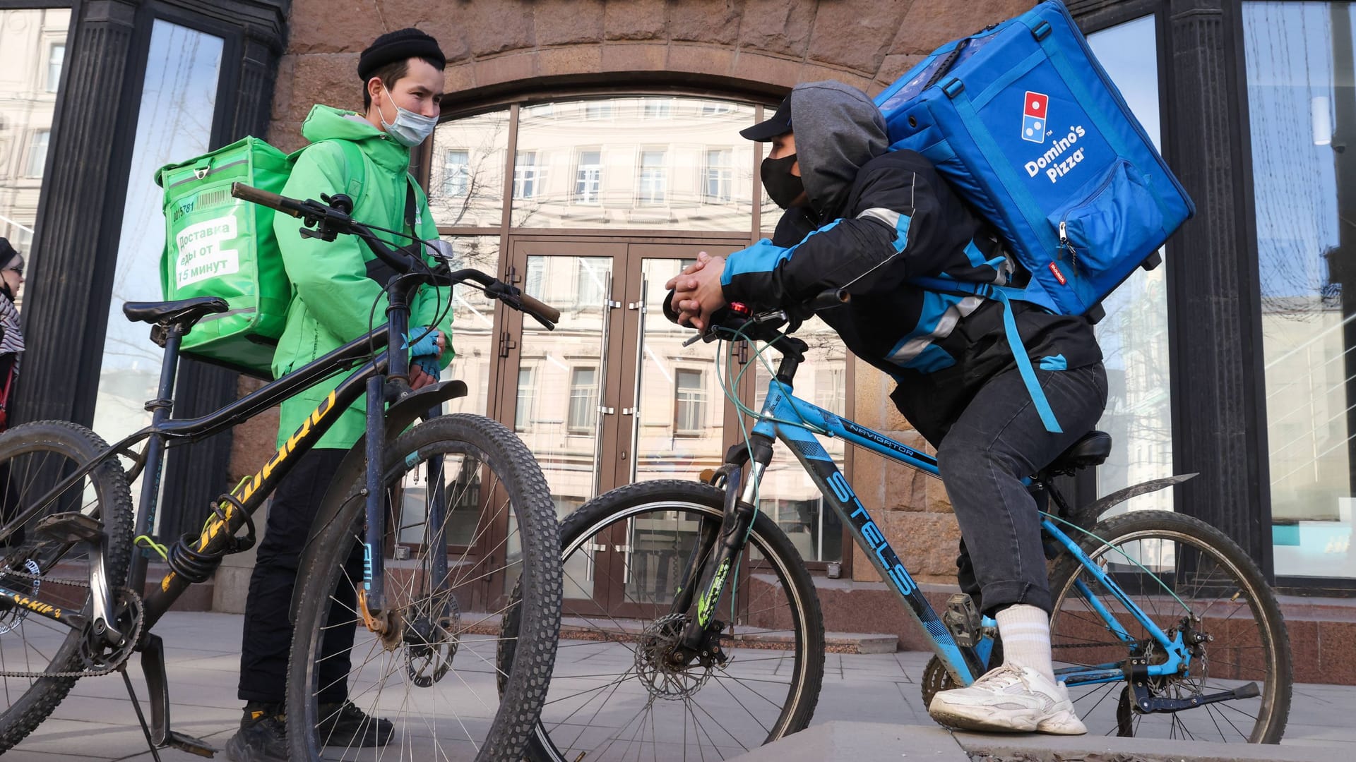 Kurier-Fahrer in Moskau: Domino's ist der drittgrößte Pizzalieferservice in Russland. Kurier-Fahrer in Moskau: Domino's ist der drittgrößte Pizzalieferservice in Russland.