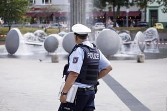 Ein Polizist steht am Ebertplatz (Archivbild): Ein Streit zwischen drei Männern ist hier am Vormittag eskaliert.