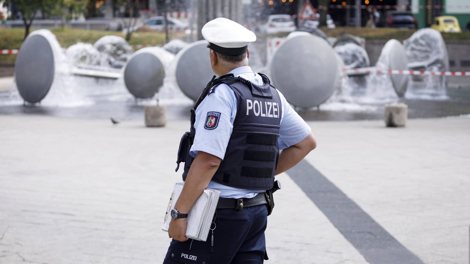 Ein Polizist steht am Ebertplatz (Archivbild): Ein Streit zwischen drei Männern ist hier am Vormittag eskaliert.