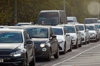 Berufsverkehr in Berlin: Immer weniger Autofahrer haben Lust auf den täglichen Stau. Sie steigen lieber aufs Rad oder arbeiten im Home Office.