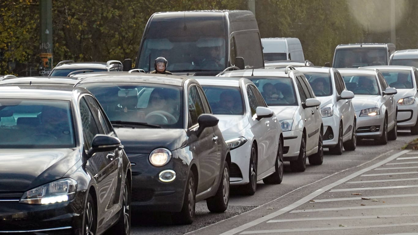 Berufsverkehr in Berlin: Immer weniger Autofahrer haben Lust auf den täglichen Stau. Sie steigen lieber aufs Rad oder arbeiten im Home Office.