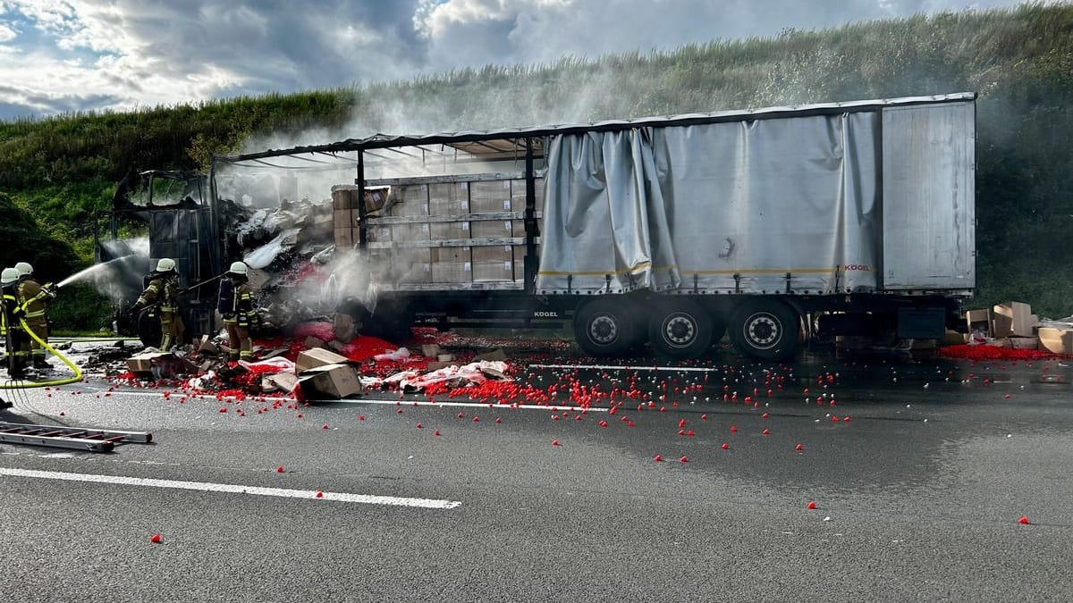 Feuerwehreinsatz auf der A2: Ein Lkw ist in Brand geraten.