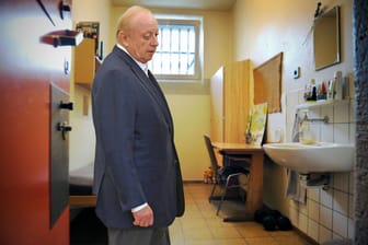 Alfons Schuhbeck trat am Mittwoch seine Haft in der JVA Landsberg an (Fotomontage): Der Speiseplan in seinem neuen Zuhause sieht eher mager aus.