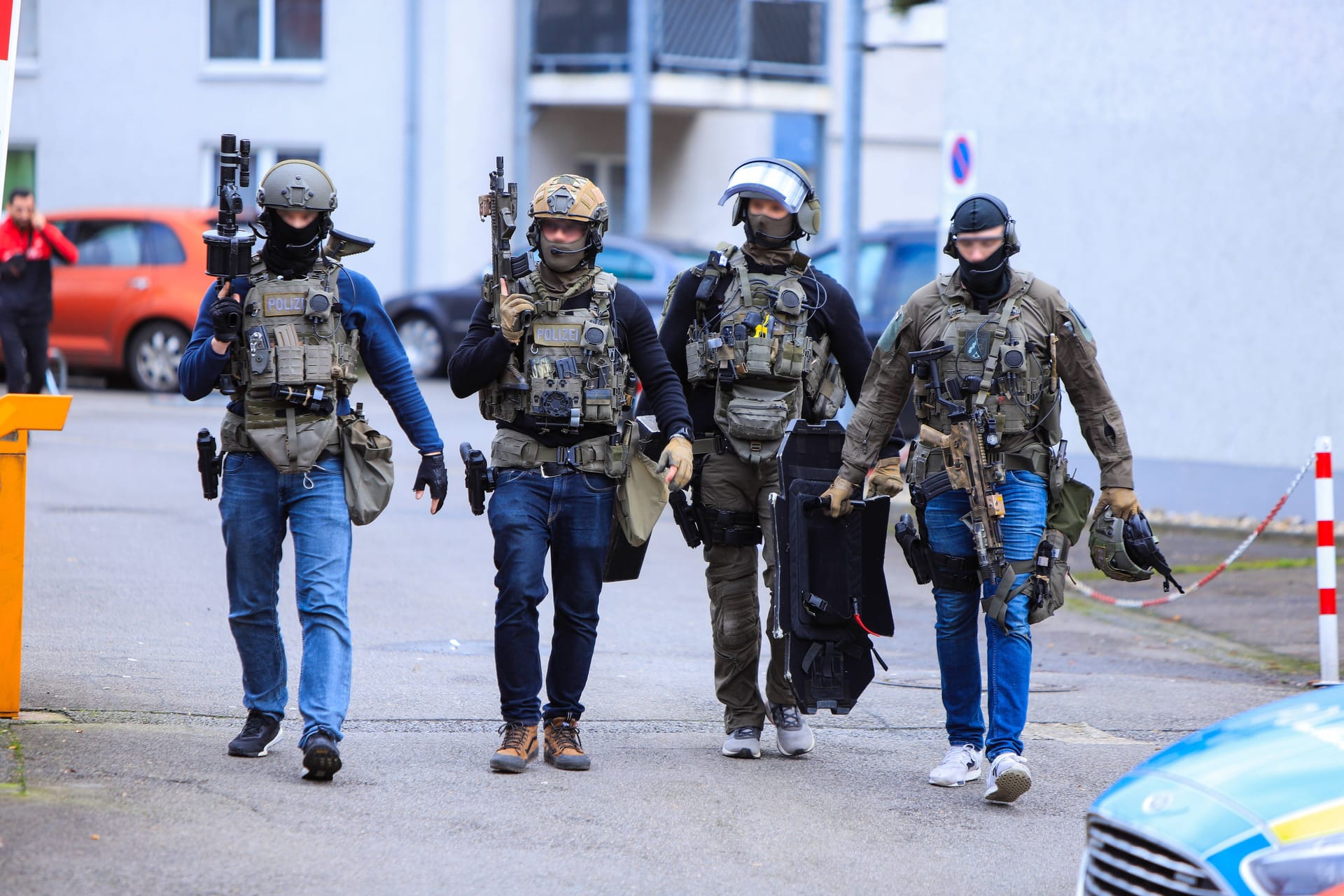 Spezialkräfte der Polizei in NRW (Symbolfoto): Ein Teenager mit Softair-Waffe hatte die Beamten alarmiert.