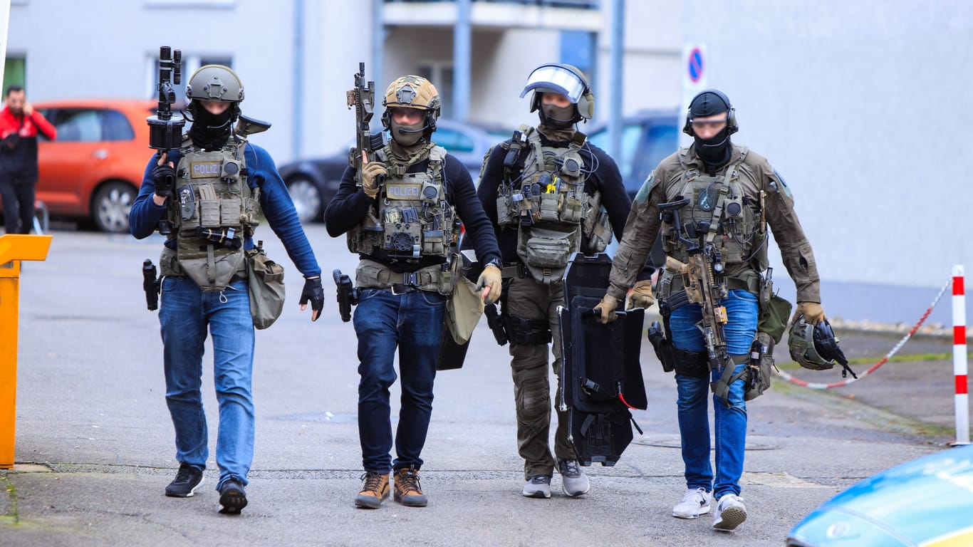 Spezialkräfte der Polizei in NRW (Symbolfoto): Ein Teenager mit Softair-Waffe hatte die Beamten alarmiert.